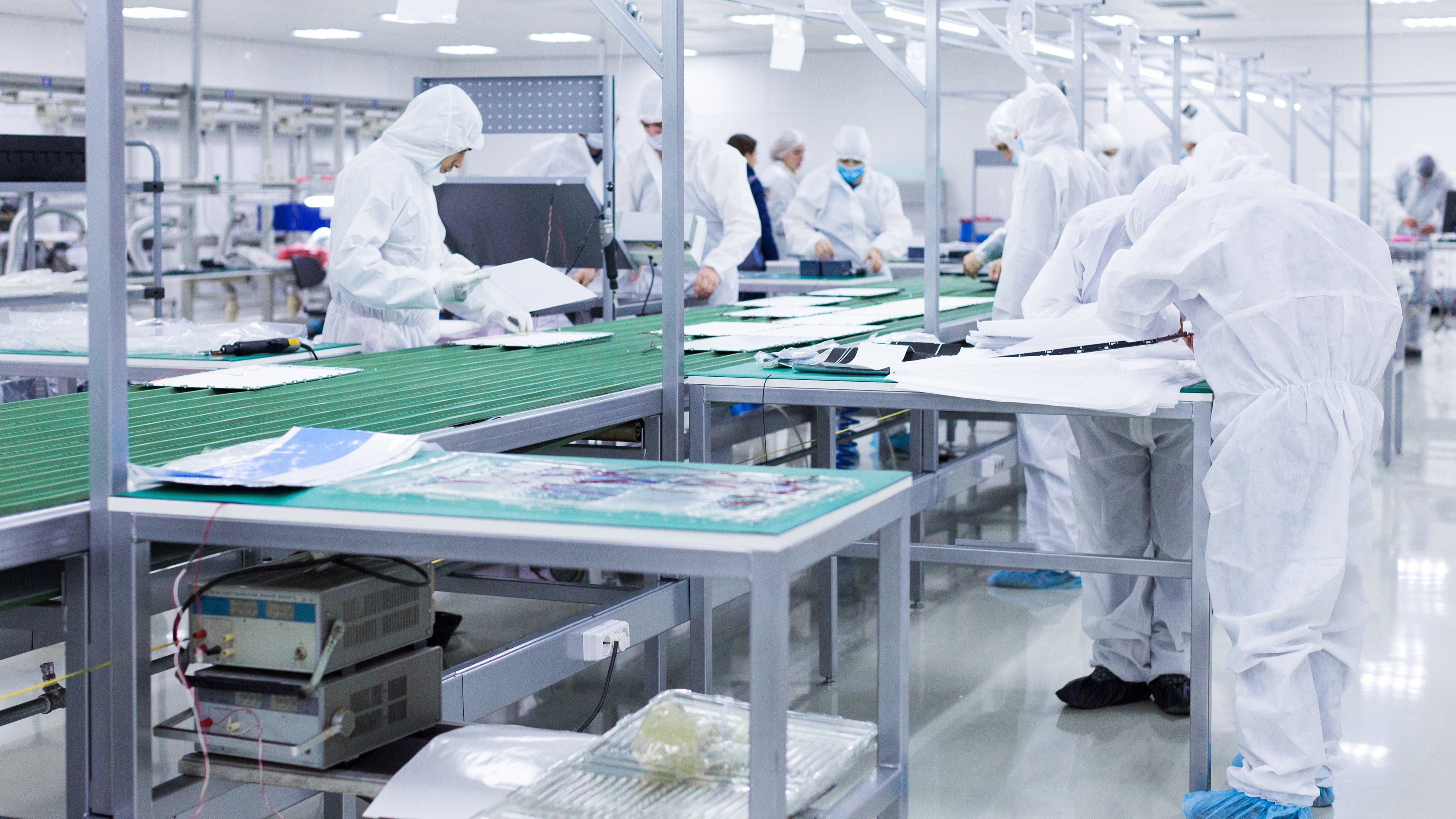 people-white-isolating-costumes-working-laboratory.jpg__PID:d2a19d31-1761-40ec-b649-7bda8d5ba929